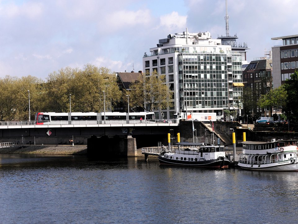 Straßenbahn fährt über die Bürgermeister-Smidt-Brücke