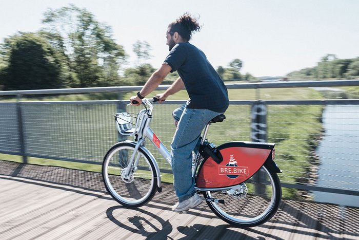 bre.bike Fahrrad auf der Brücke
