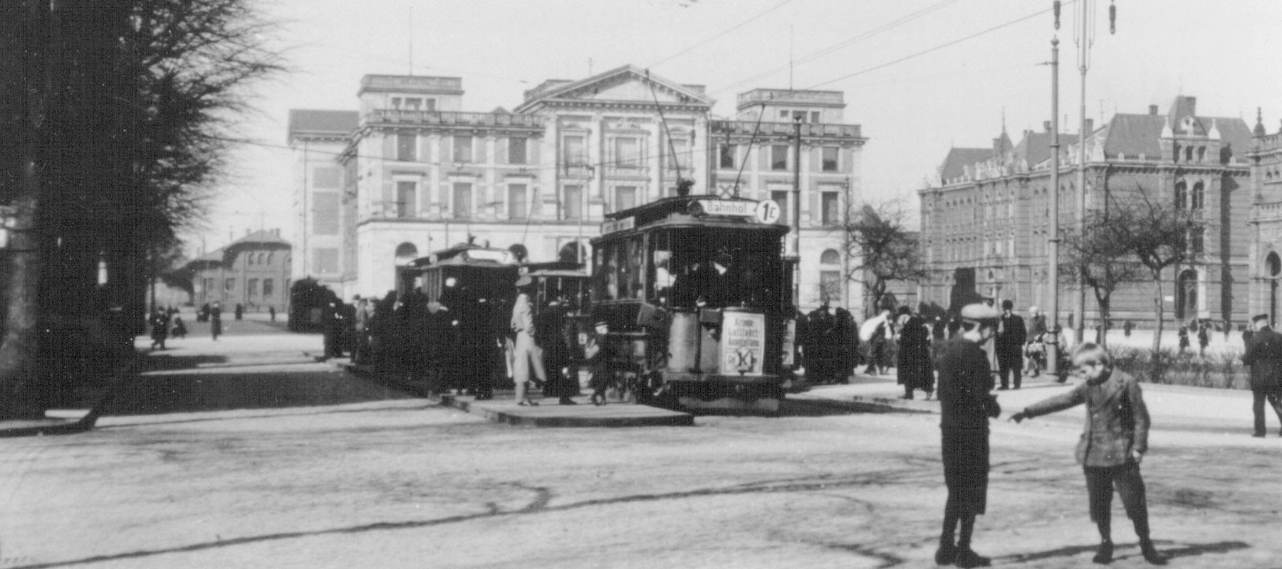 historisches Bild mit Straßenbahn vor dem Bremer Hauptbahnhof